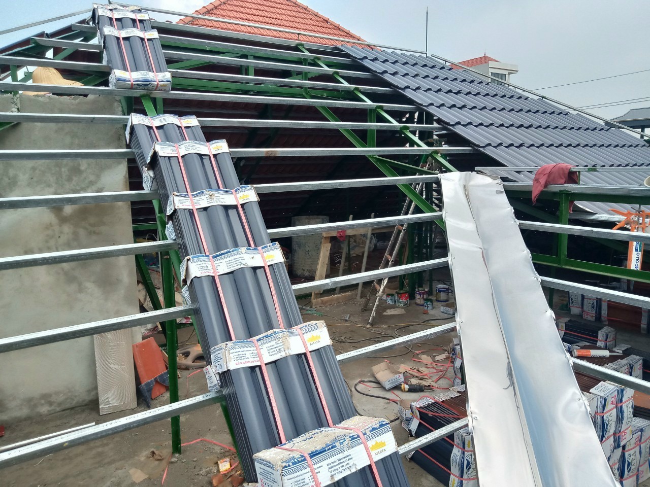 thi cong ngoi trang men