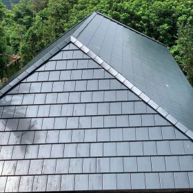 Ngói phẳng tráng men Helen HE01 nổi bật với gam màu xanh tím than trầm lắng, tinh tế nhưng đầy quyền lực