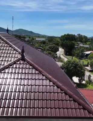 công trình nhà mái nhật lợp ngói tráng men màu nâu cafe