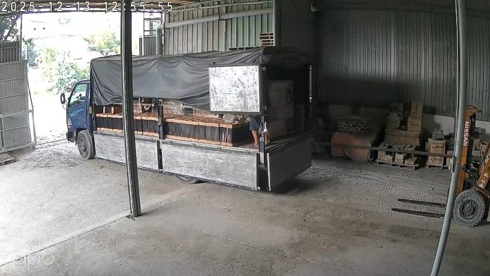 Xuất lên xe vận chuyển ngói đi công trình