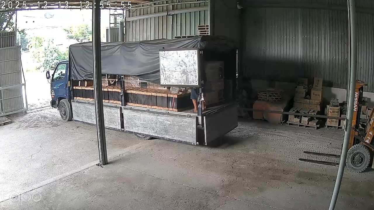 Xuất lên xe vận chuyển ngói đi công trình