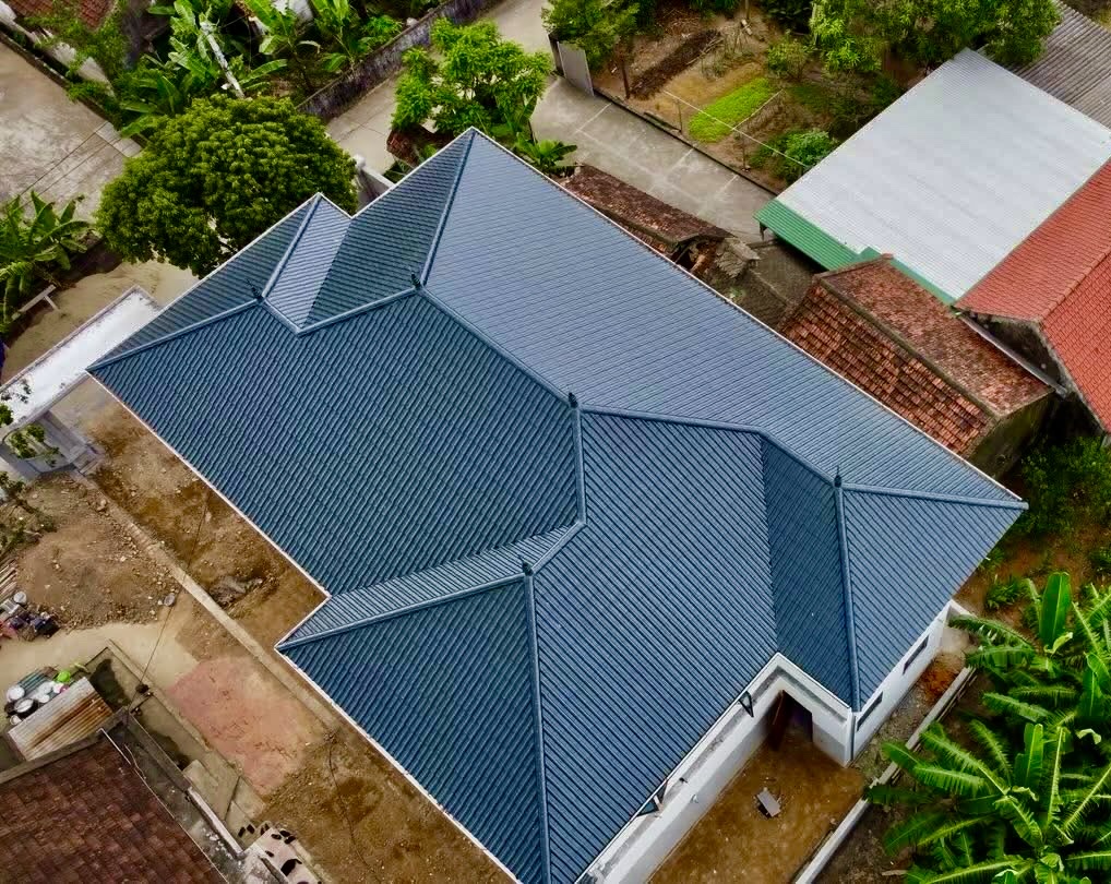 Ngói VELES có tốt không? → Câu trả lời là RẤT TỐT trong tầm giá. NGÓI VELES VỚI: • Độ bền cao • Thiết kế chống dột hiệu quả • Màu sắc đa dạng, sang trọng • Công nghệ hiện đại