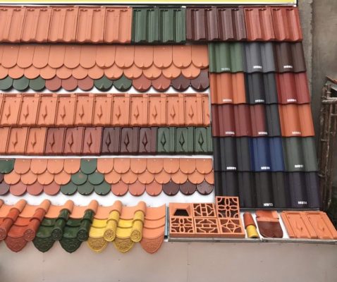 Ngói đất nung là loại vật liệu lợp mái được sản xuất từ đất sét tự nhiên, trải qua quá trình tạo hình và nung ở nhiệt độ cao từ khoảng 1.000 – 1.200°C để tạo độ cứng, độ bền và khả năng chống thấm nước. Đây là dòng ngói truyền thống đã xuất hiện từ rất lâu trong kiến trúc Việt Nam và vẫn được sử dụng rộng rãi cho đến ngày nay. Trước đây, ngói đất nung thường chỉ có màu đỏ gạch truyền thống. Tuy nhiên, cùng với sự phát triển của công nghệ sản xuất, ngói đất nung hiện đại đã được cải tiến với lớp men phủ cao cấp, tạo nên nhiều màu sắc sang trọng, bền đẹp và phù hợp phong thủy cho từng công trình.