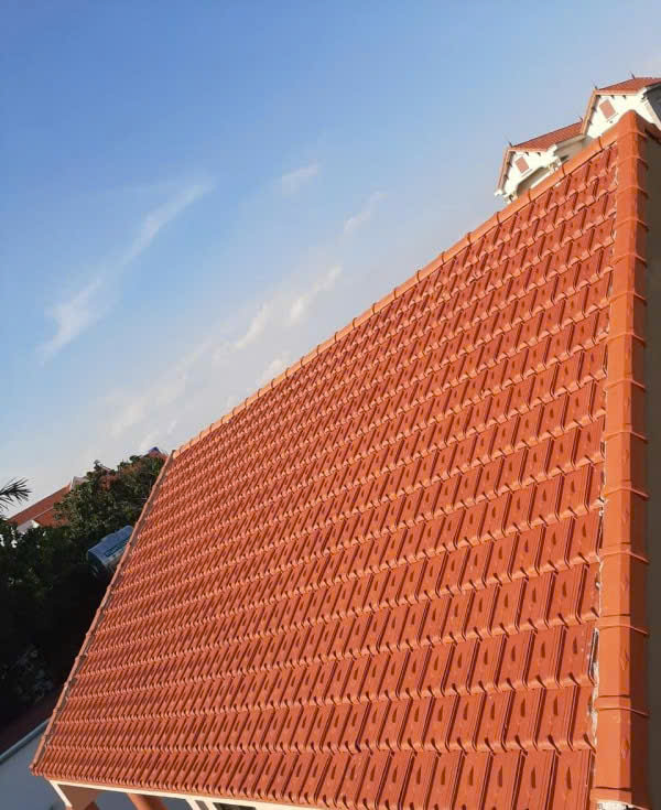 Ngói đất nung màu đỏ truyền thống