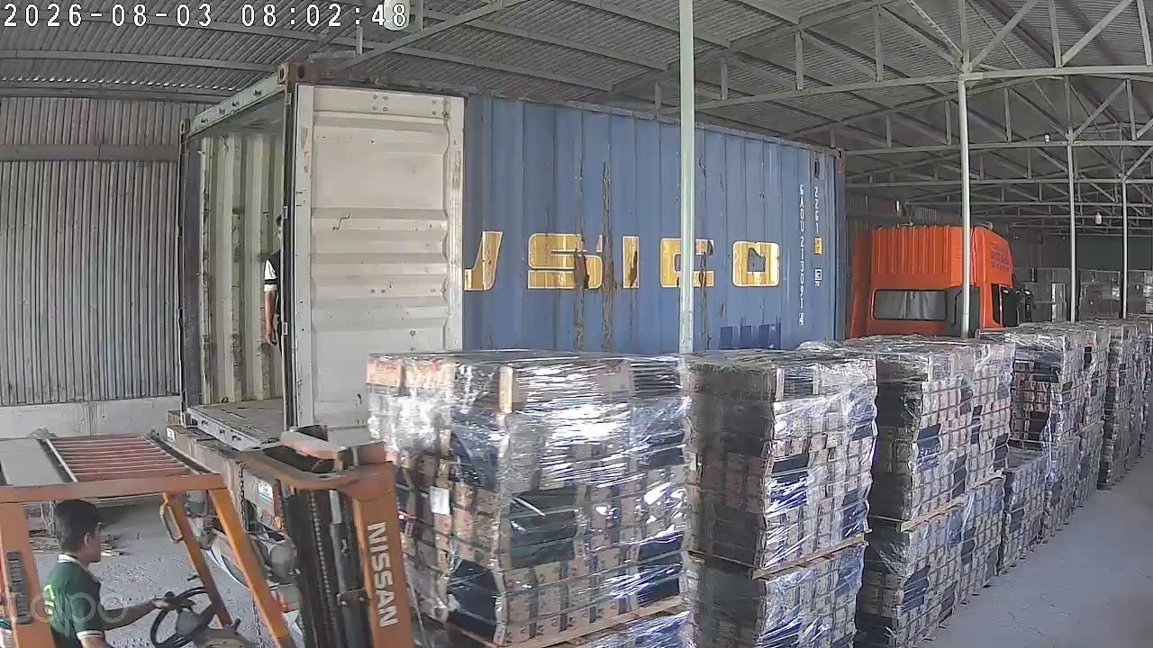 Nhâp kho 2 container ngói tráng men Helen Valid màu xanh coban VA.02