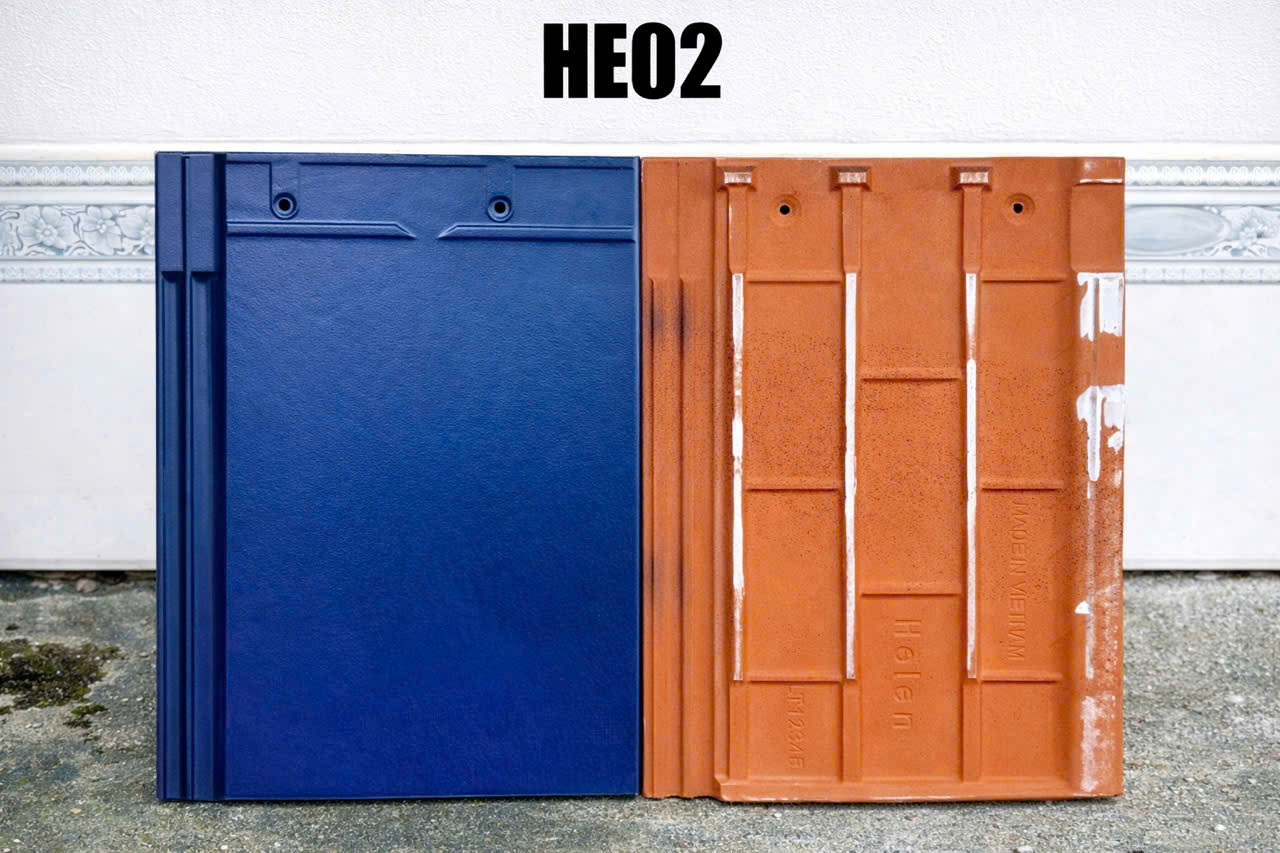 Ngói phẳng tráng men Helen MVA 02 men Matt màu xanh coban – lựa chọn dành cho những công trình hiện đại, nơi sắc màu cá tính kết hợp cùng thiết kế tinh giản tạo nên vẻ đẹp khác biệt và đẳng cấp.